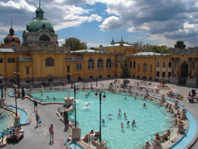 De warmwaterbaden van Szchenyi middenin Pest in Boedapest