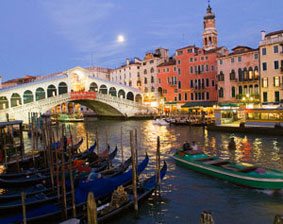 De Rialtobrug over de Canal Grande in Veneti
