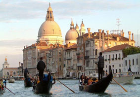 Gondeliers op de wateren van Veneti