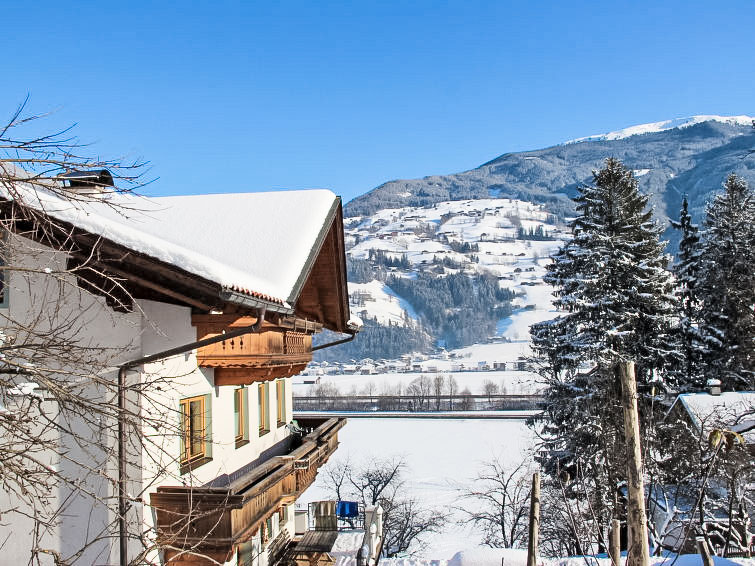 Foto van exterieur van Appartement Kaltenbachin de winter