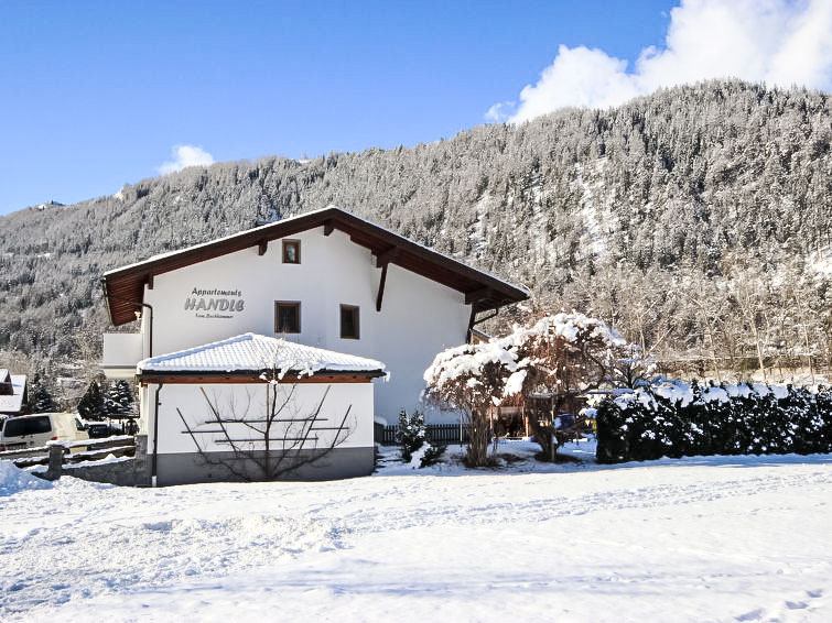 Foto van exterieur van Appartement Ried im Oberinntalin de winter