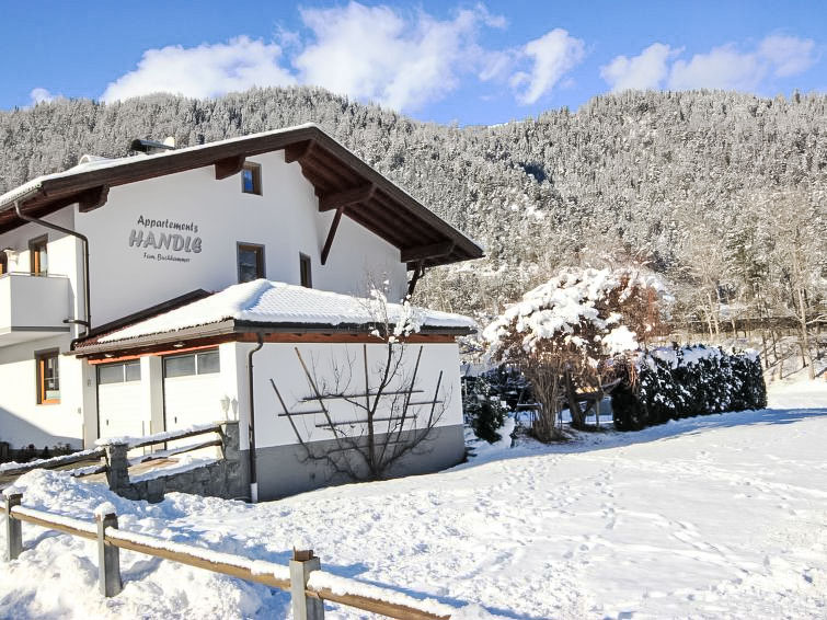 Foto van exterieur van Appartement Ried im Oberinntalin de winter