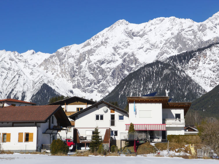 Foto van exterieur van Vakantiehuis Miemingin de winter