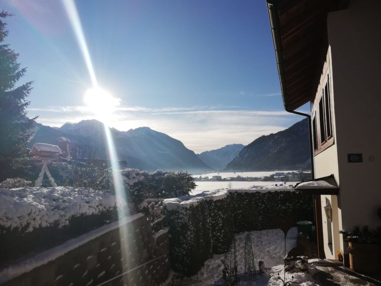 Foto van exterieur van Vakantiehuis Achenkirchin de winter