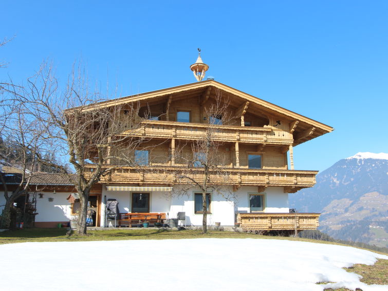Foto van exterieur van Appartement Aschau im Zillertalin de winter