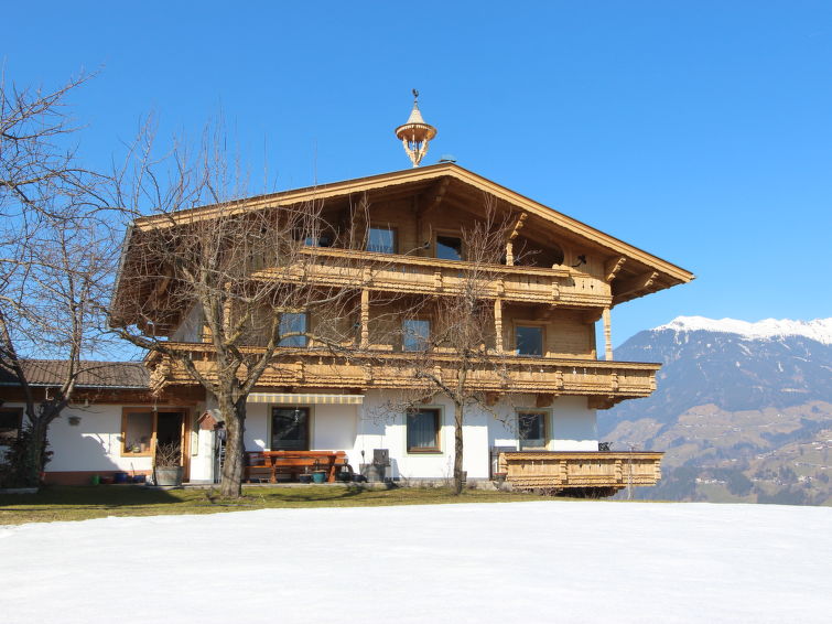 Foto van exterieur van Appartement Aschau im Zillertalin de winter