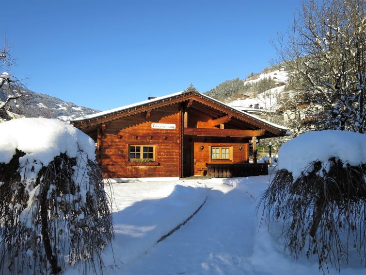 Foto van exterieur van Vakantiehuis Mayrhofenin de winter