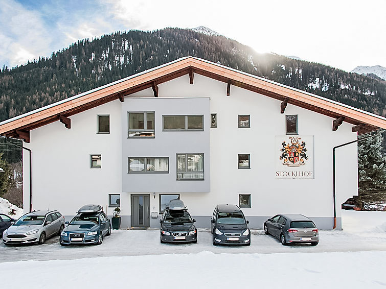 Foto van exterieur van Appartement Pettneu am Arlbergin de winter