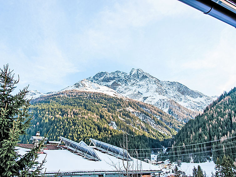 Foto van exterieur van Appartement Pettneu am Arlbergin de winter
