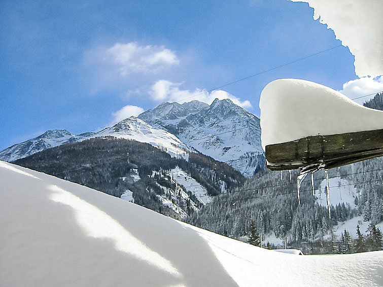 Foto van exterieur van Appartement Pettneu am Arlbergin de winter