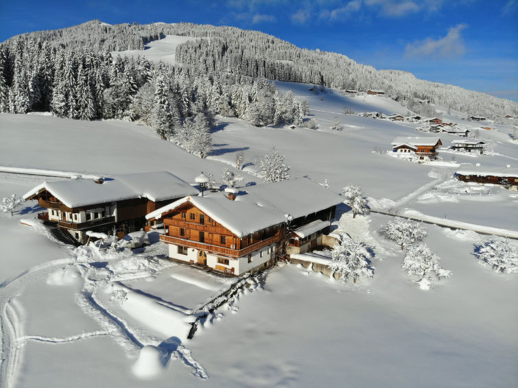 Foto van exterieur van Appartement Hopfgarten im Brixentalin de winter