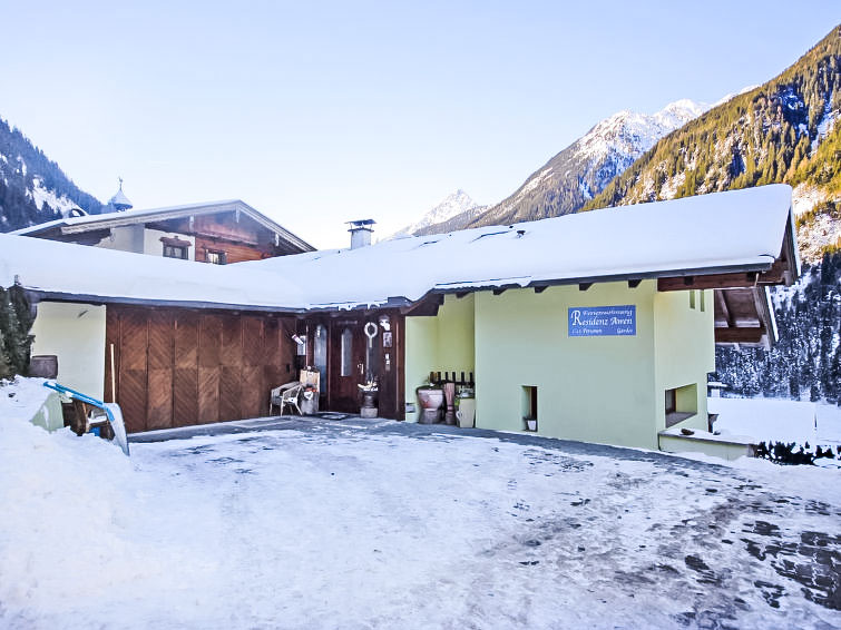 Foto van exterieur van Appartement Neustift im Stubaitalin de winter