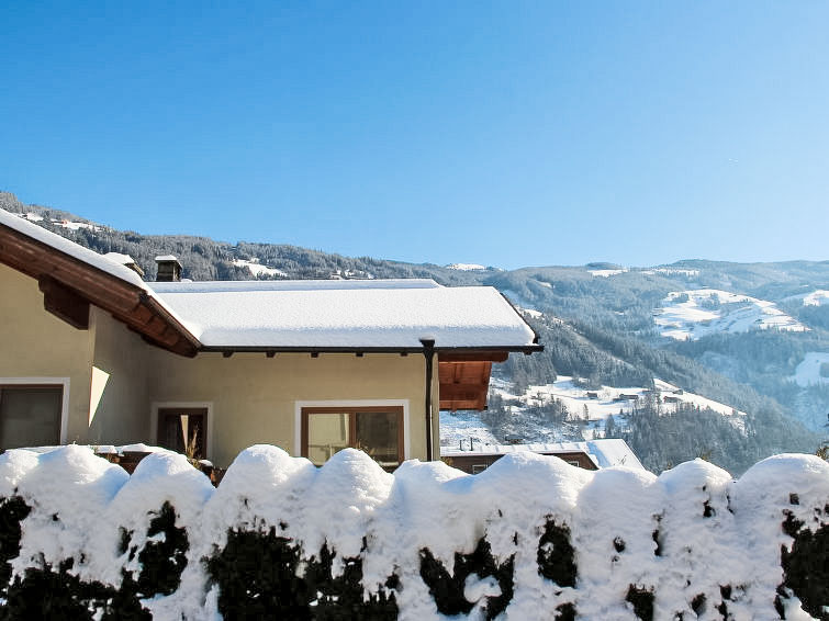 Foto van exterieur van Appartement Aschau im Zillertalin de winter