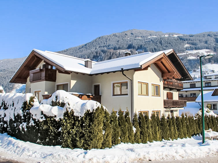 Foto van exterieur van Appartement Aschau im Zillertalin de winter