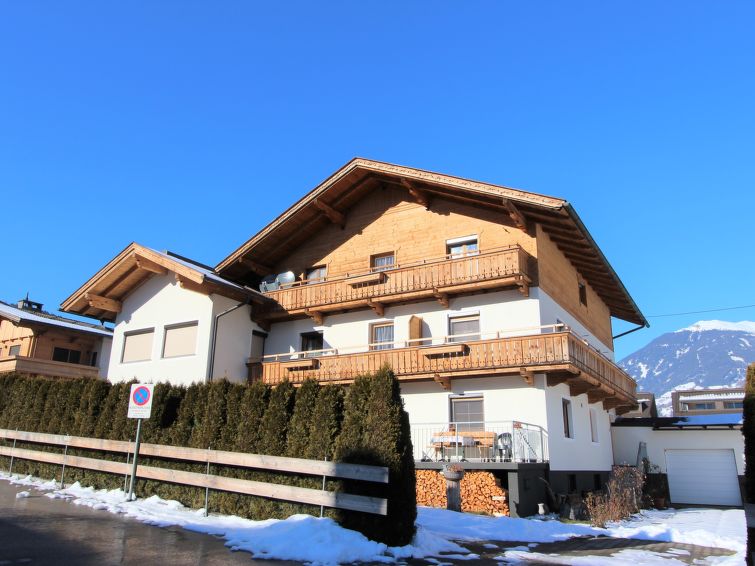 Foto van exterieur van Appartement Aschau im Zillertalin de winter