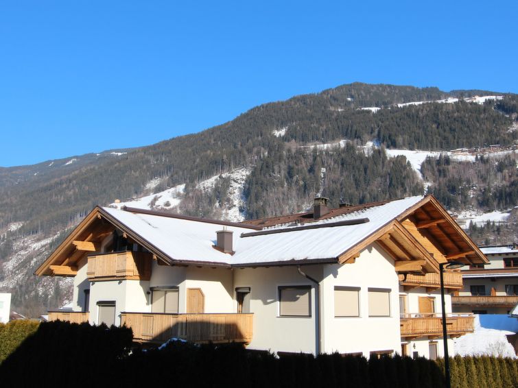 Foto van exterieur van Appartement Aschau im Zillertalin de winter