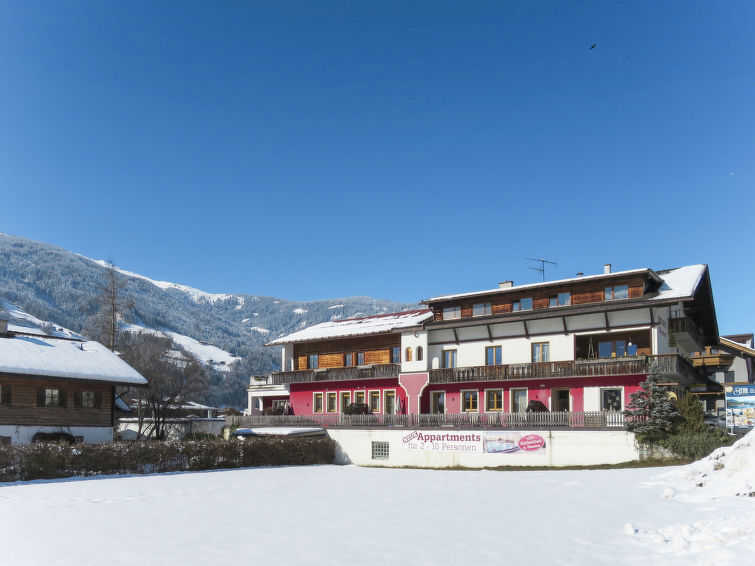 Foto van exterieur van Appartement Stumm im Zillertalin de winter