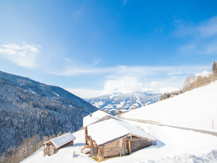 Foto van exterieur van Vakantiehuis Stumm im Zillertalin de winter