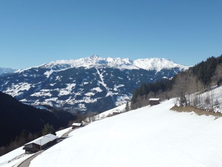 Foto van exterieur van Vakantiehuis Stumm im Zillertalin de winter