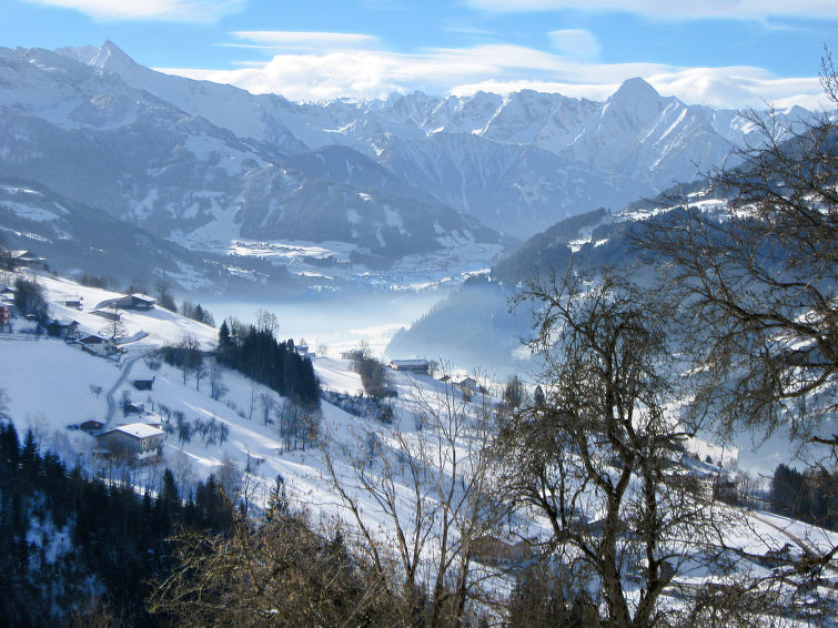 Foto van exterieur van Appartement Stumm im Zillertalin de winter