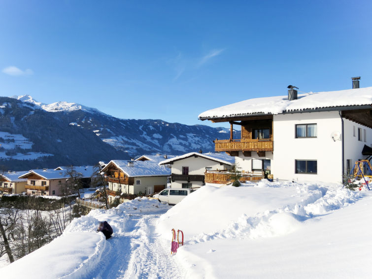 Foto van exterieur van Appartement Stumm im Zillertalin de winter