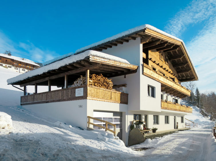 Foto van exterieur van Appartement Stumm im Zillertalin de winter