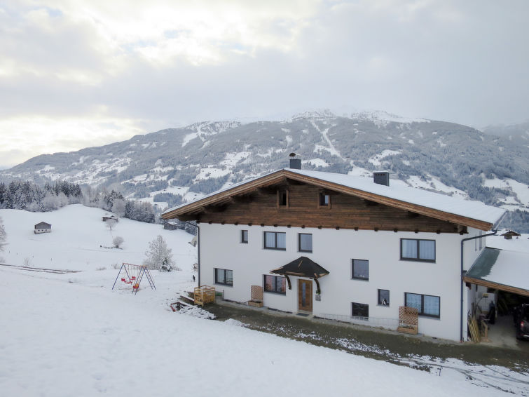 Foto van exterieur van Appartement Stumm im Zillertalin de winter