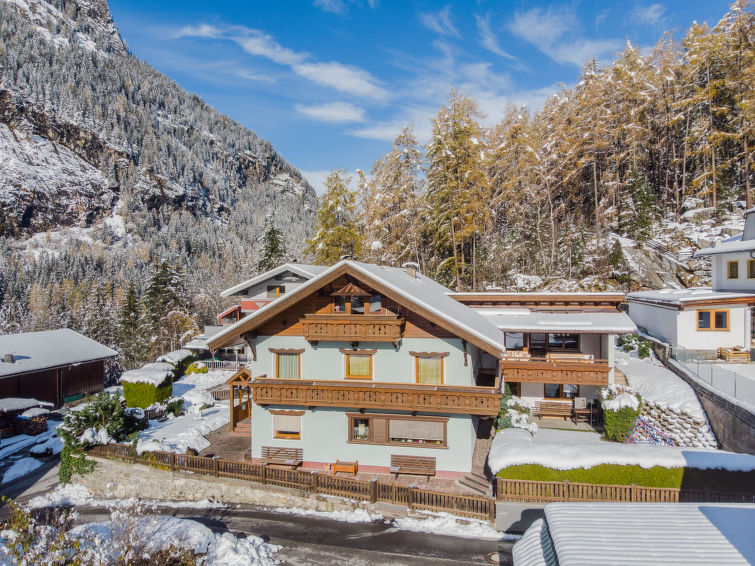 Foto van exterieur van Vakantiehuis Umhausenin de winter