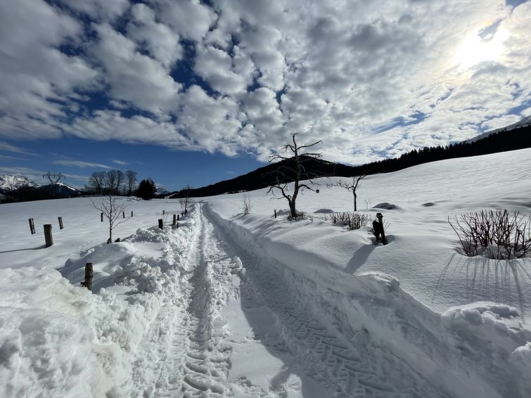 Foto van exterieur van Appartement Sankt Johann in Tirolin de winter