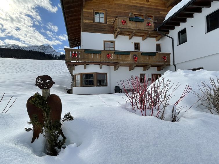 Foto van exterieur van Appartement Sankt Johann in Tirolin de winter