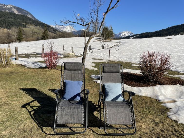 Foto van exterieur van Appartement Sankt Johann in Tirolin de winter