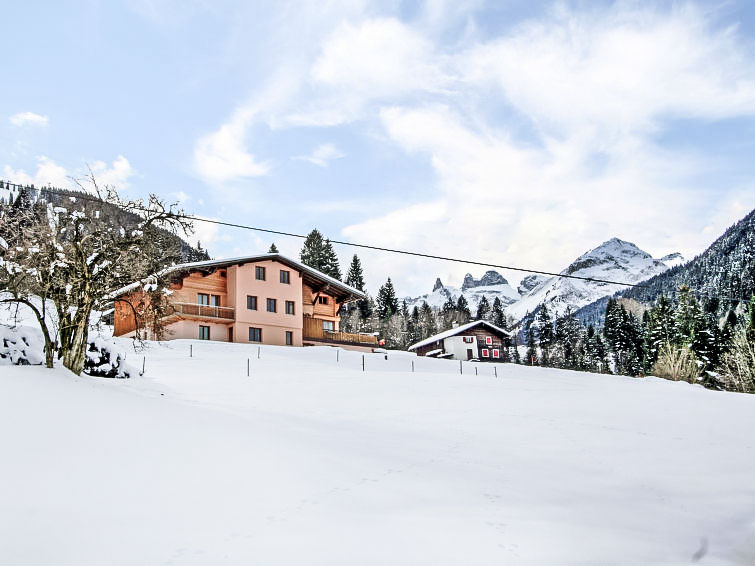 Foto van exterieur van Appartement Tschaggunsin de winter