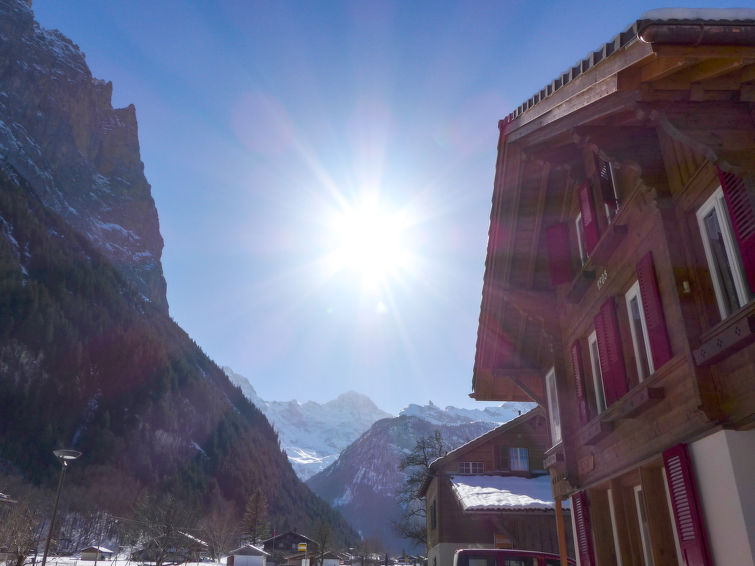 Foto van exterieur van Appartement Lauterbrunnenin de winter