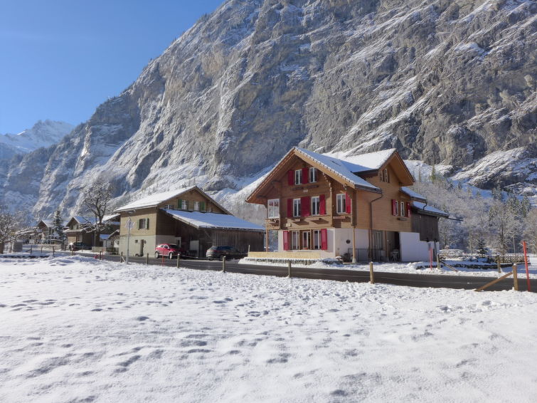 Foto van exterieur van Appartement Lauterbrunnenin de winter