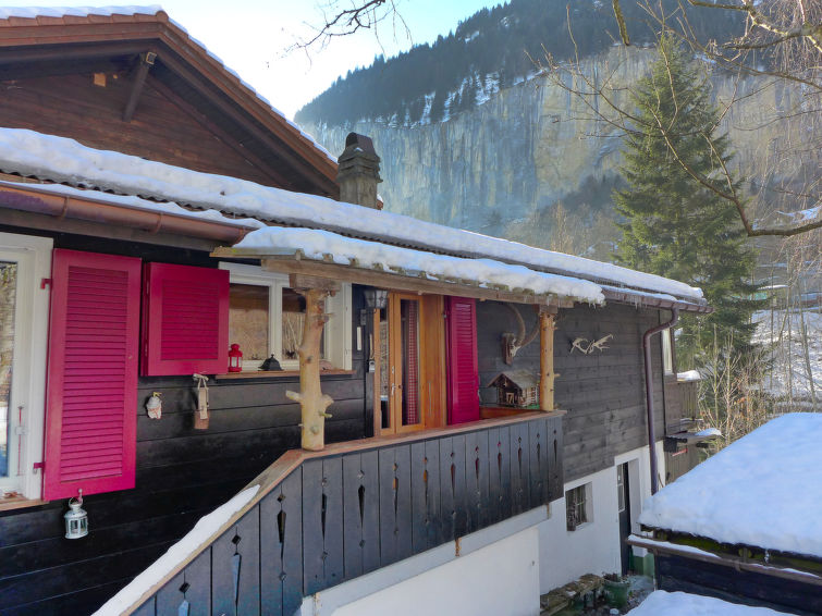 Foto van exterieur van Appartement Lauterbrunnenin de winter