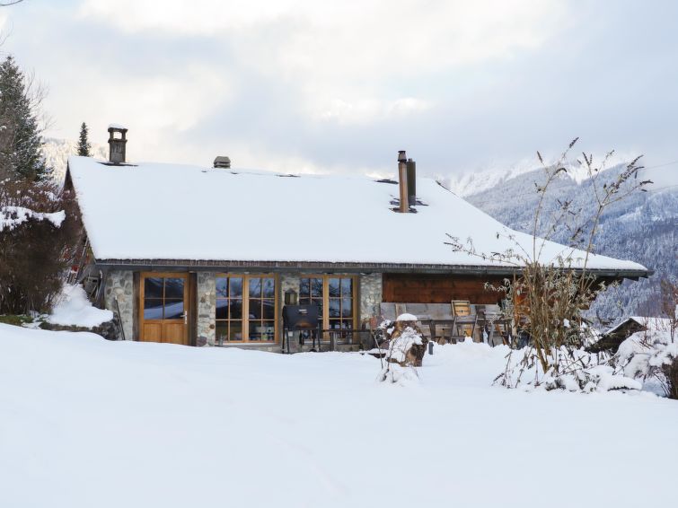 Foto van exterieur van Vakantiehuis Les Posses-sur-Bexin de winter