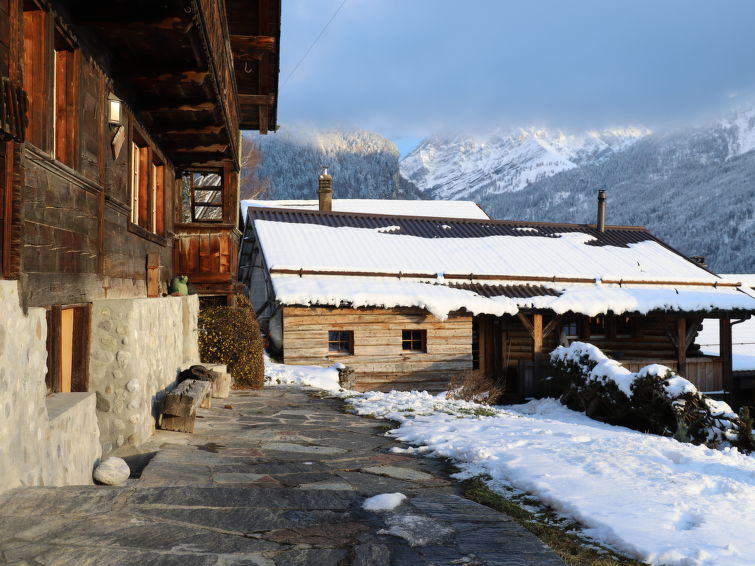 Foto van exterieur van Vakantiehuis Les Posses-sur-Bexin de winter