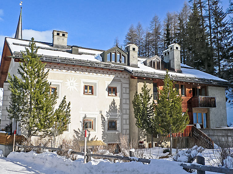 Foto van exterieur van Vakantiehuis La Punt-Chamues-chin de winter