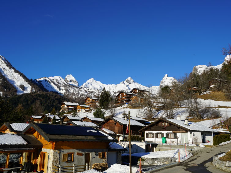 Foto van exterieur van Vakantiehuis Ovronnazin de winter