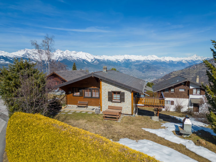 Foto van exterieur van Vakantiehuis Nendazin de winter