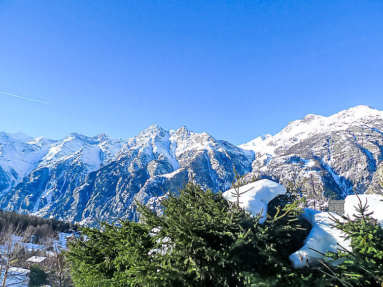 Foto van exterieur van Vakantiehuis Grächenin de winter Foto van exterieur van Vakantiehuis Grächenin de winter