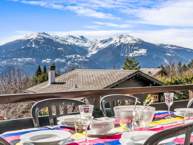 Foto van exterieur van Vakantiehuis Crans-Montanain de winter
