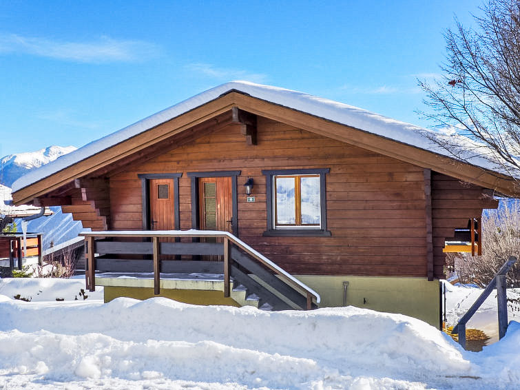 Foto van exterieur van Vakantiehuis Crans-Montanain de winter