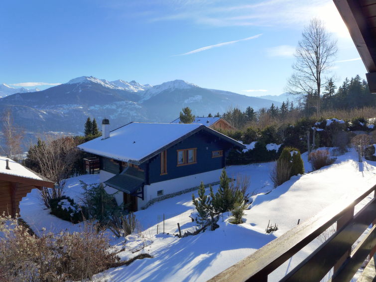 Foto van exterieur van Vakantiehuis Crans-Montanain de winter