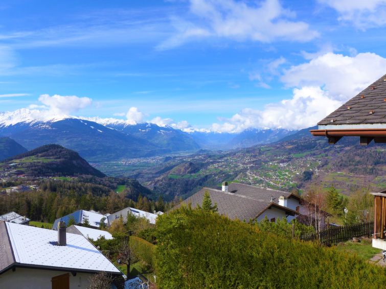 Foto van exterieur van Vakantiehuis Crans-Montanain de winter