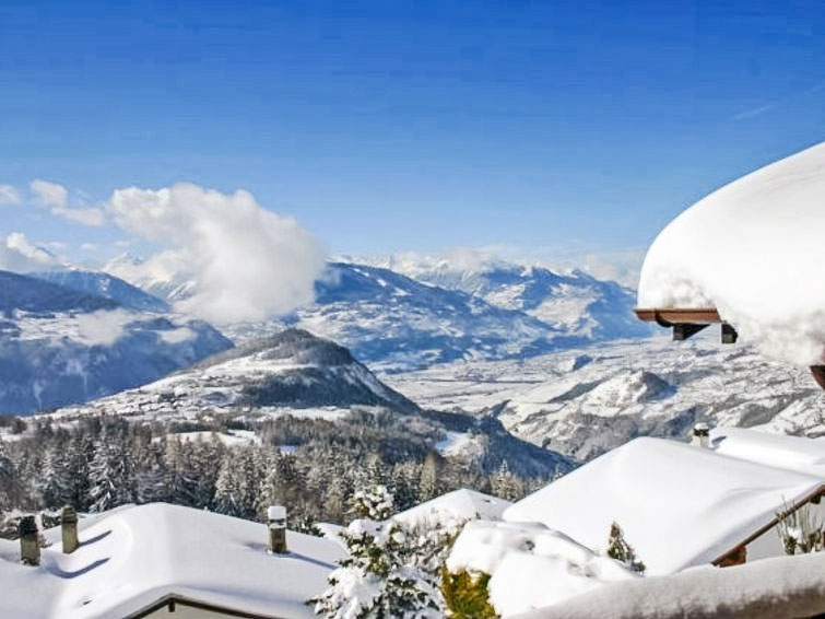 Foto van exterieur van Vakantiehuis Crans-Montanain de winter
