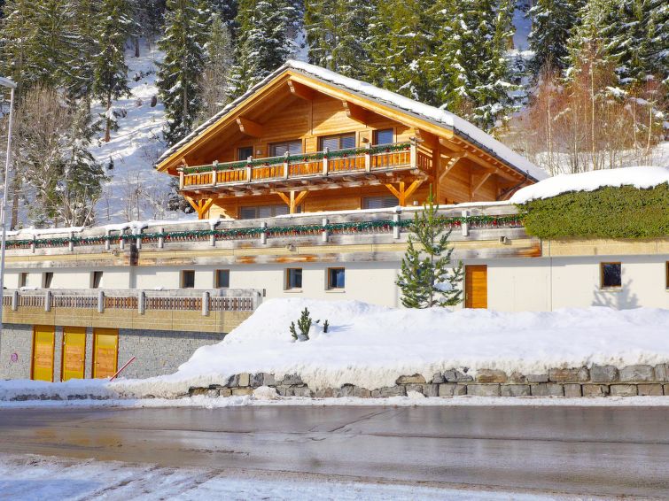 Foto van exterieur van Vakantiehuis Crans-Montanain de winter