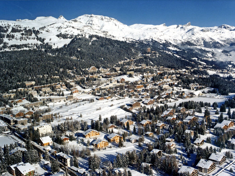 Foto van omgeving van Vakantiehuis Crans-Montanain de winter
