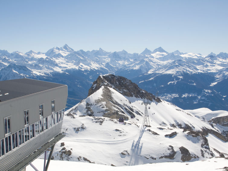 Foto van omgeving van Vakantiehuis Crans-Montanain de winter