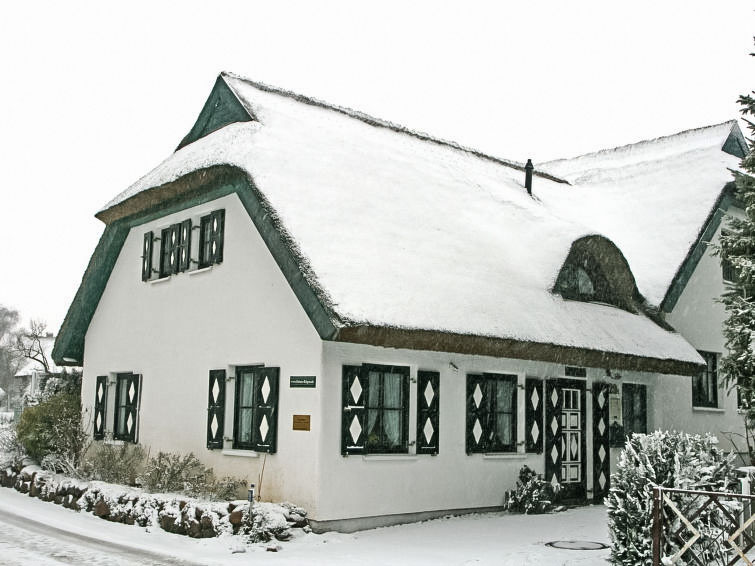 Foto van exterieur van Vakantiehuis Groß Zickerin de winter Foto van exterieur van Vakantiehuis Groß Zickerin de winter